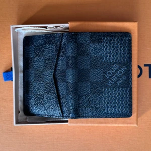 LOUIS VUITTON WALLET (LIMITED EDITION) - Louis Vuitton pocket organizer (GRAPHITE GIANT DAMIER, LIMITED EDITION)  Nyskick! 10/10 Användes under en väldigt kort period.  Finns ett matchande bälte till   Nypris ca 5000kr Mitt pris 2500kr   