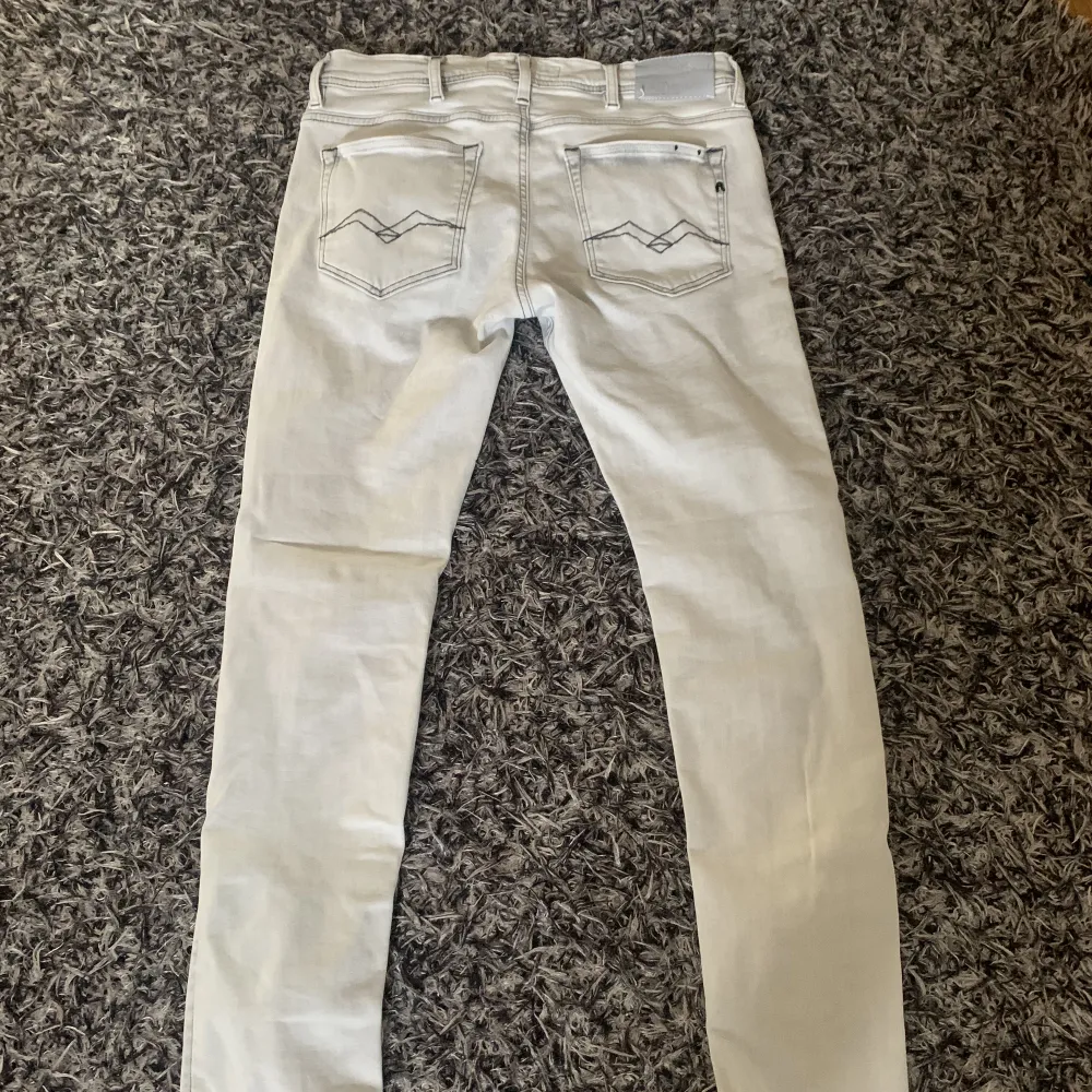 Säljer nu dessa schyssta Replay jeans i en snygg ljusgrå färg såhär till våren. Jeansen är i princip i nyskick, 9,5/10. . Jeans & Byxor.