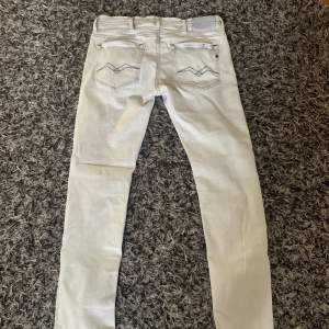 Säljer nu dessa schyssta Replay jeans i en snygg ljusgrå färg såhär till våren. Jeansen är i princip i nyskick, 9,5/10. 