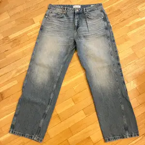 Säljer dom här baggy jeans från New Yorker i storlek 36/32 