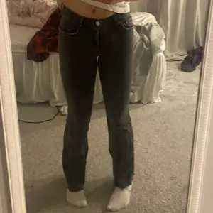 Jättefina jeans från Gina tricot i stl 32 (petite om jag minns rätt!) passar på mig som är 164cm! Avklippta längst ner💕