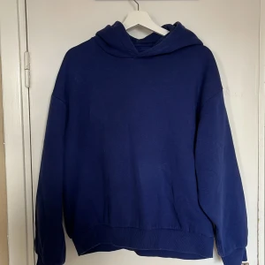 Boxy fit hoodie - Tja, jag säljer nu denna blå boxy fit hoodien från bershka då den inte kommer till användning. 
