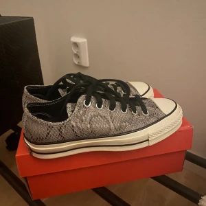 Dam converse skor storlek 37 - Helt oanvända med låda kvar Gråa i färgen  Normal i passformen 