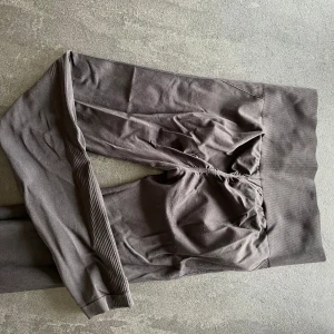Träningstights med scrunch - Säljer då jag inte använder scrunch längre. Formar jättebra och är otroligt sköna. Sparsamt använda. Lågt pris pga vet inte märke.