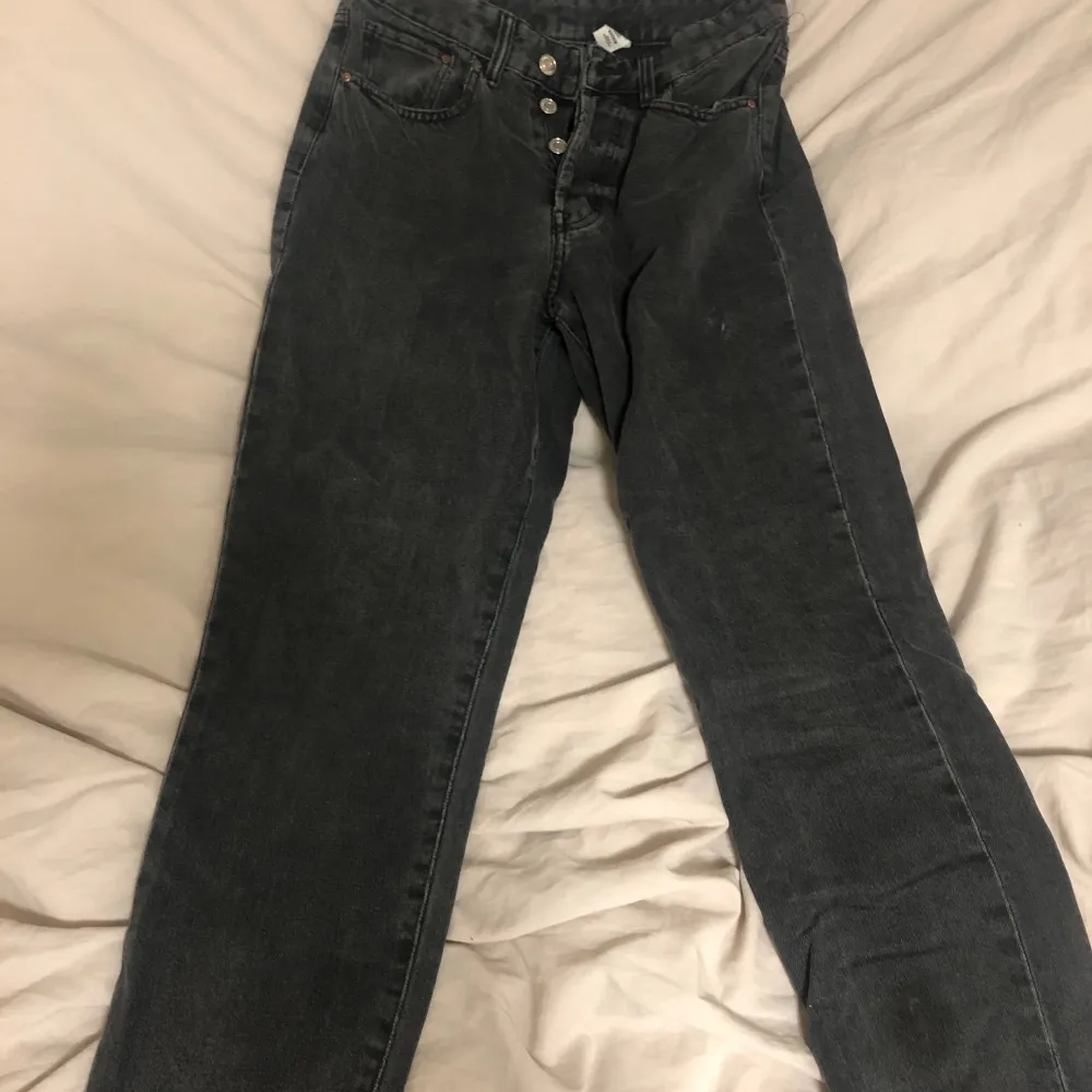 Ett par straight high waist jeans i väldigt fint skick! Knappt använda🩷. Jeans & Byxor.