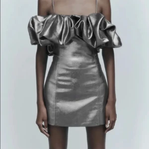 Zara klänning  - Metallic klänning från Zara. Aldrig använd av mig men har haft en tidigare ägare. Storlek xs/34. Har inte bilder med den på då den är för liten. 