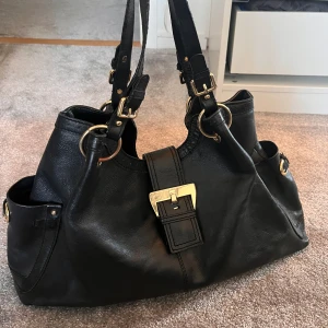 Svart läder väska - Superfin rymlig väska i äkta läder med gulddetaljer!💕 Köpt på vinted men har tyvärr inte kommit till användning. Bra skick.  Mått: 25x45 Hör av dig vid frågor🌸