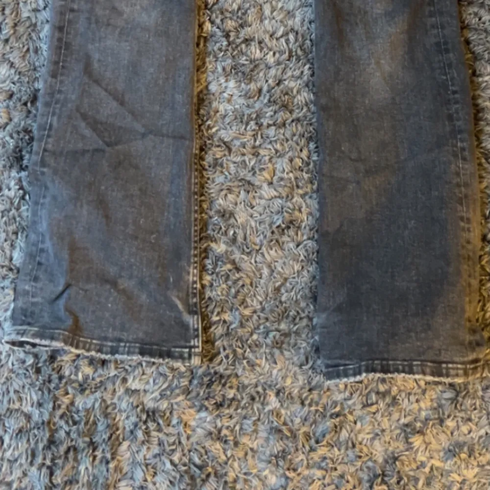 Säljer mina lågmidjade jeans från Gina Young i storlek 164 pågrund av att dem inte kommer till användning. Skicket är super förutom lite slitningar längs ner men inget som märks av(bild 3) nypris= 350  Kom privat för fler bilder💓💓. Jeans & Byxor.
