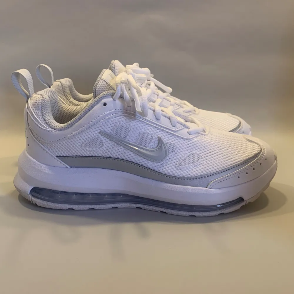 Nike Air Max AP W i storlek 38. Endast använda en gång ute men säljer då de aldrig kommer till användning. Har inga synliga defekter och Kommer i orginal Lådan. Nypris är ca 1300kr. Skor.