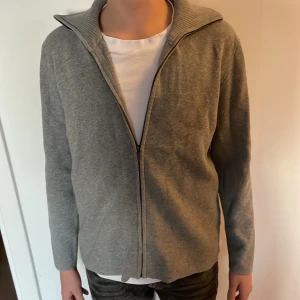 Massimo dutti  - Säljer den här feta tröjan från massimo dutti. skick 10/10!!🤩 använd ett fåtal gånger och pris kan diskuteras !