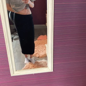 Svart kjol 💥 - Säljer min svarta kjol för ett för bra pris💥 den är tyvärr ädel igen för mig och jag har köpt den på Newyorker. Superbra kvalitet för jag knappt andvänt den💥