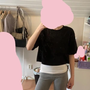 Zara t-shirt  - En jättesnygg t-shirt från Zara som är ganska kort så jag brukade ha en vitt linne under. Säljer för att den inte kommer till användning längre! Hör av dig för fler bilder💕
