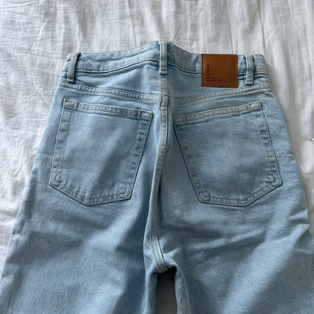 Jeans från bikbok med hög midja som är i boot flare modellen (sista bilder visar hur de sitter på modell). Super snygga! . Jeans & Byxor.