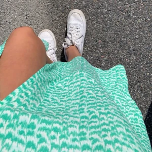 Kjol med slits - Jätte fin kjol som tyvärr blivit för liten🙁 den har slits och en dragkedja vid midjan💞fint skick 