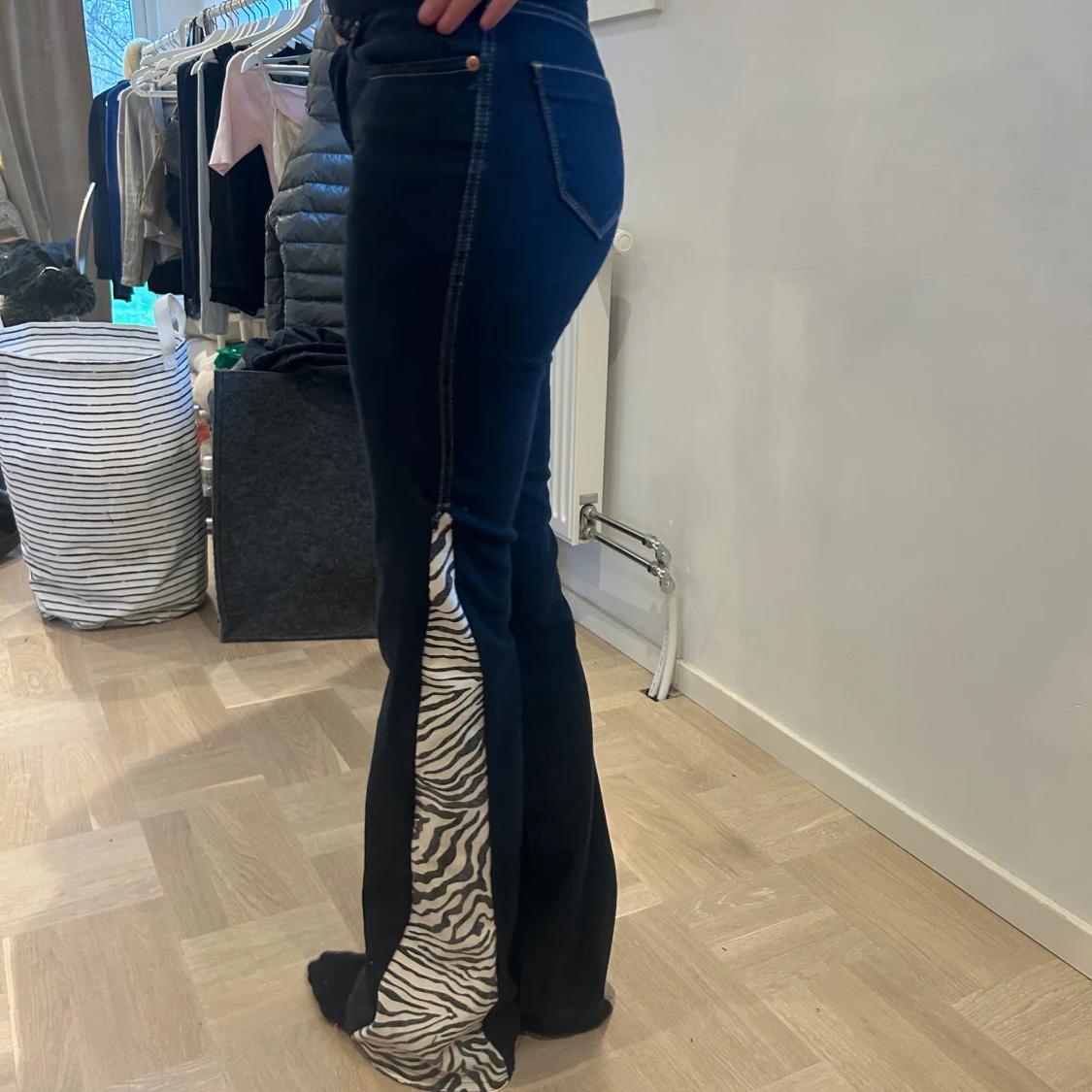 Lågmidjade mörkblå jeans med zebra - 90