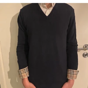 Massimo dutti 100% merino ull  - Nu säljer vi en Massimo dutti tröja som är 100% merino ull tröja. I ett väldigt bra skick, nästan som ny. Väldigt fin tröja och passar perfekt nu inför våren. 