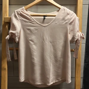 Rosa blus  - En supersöt ljusrosa blus från vero Moda med knytrosetter vid ärmarna. Storlek xs 🥰💖