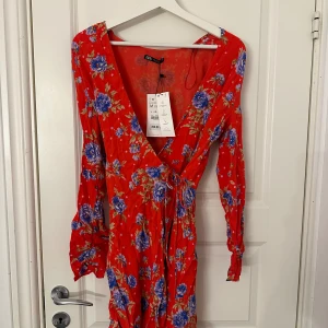 Klänning  - Aldrig använd, M men liten i strl 