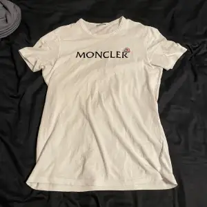 Tjena säljer denna moncler t shirten. Skick 8/10 Retail 3000 Hör av er vid intresse!