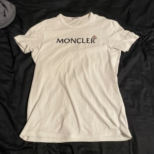 Moncler t shirt  - Tjena säljer denna moncler t shirten. Skick 8/10 Retail 3000 Hör av er vid intresse!