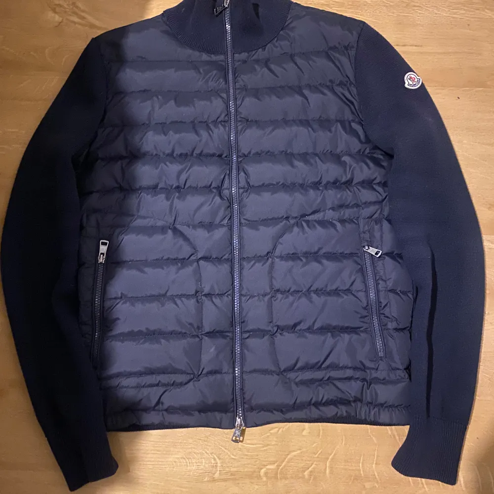 säljer nu min Moncler cardigan som är i storlek S, navy blue.  använd 1-2 gånger. Jackor.