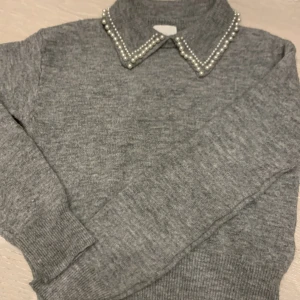 Tröja ifrån H&M  - Jag säljer denna stickade tröja som jag köpte på loppis för ett halv år sedan och har aldrig kommit till användning. Den är i stolek xs och passar s. Tröjan är som helt ny och skriv efter fler bilder och sånt.