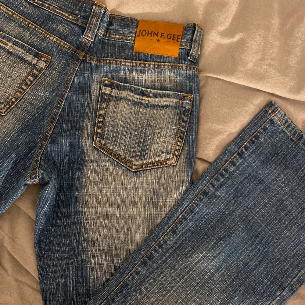 Hej säljer ett par as coola jeans med en sjuk wash! Säljer dessa då dom var för små. Märket är John F. Gee. Jeans & Byxor.