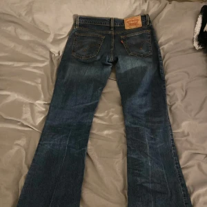 Vintage lågmidjade levis jeans - Säljer ett par as snygga vintage low waist jeans från Levis. Skjut snygg wash och färg, dessa är i strlk w28 l32🔥💕är öppen för prisförslag! Tryck inte på köpknappen!