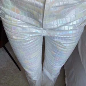 Coola unika byxor - Jätte snygga och coola byxor. Skulle inte beskriva de som jeans material utan lite grövre. De är lite högmidjade som visas på bilden😊 byxorna är perfekta på mig som är 176