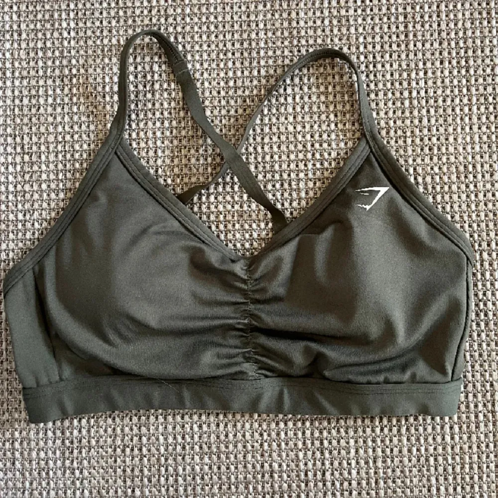 RUCHED SPORTS BRA Core Olive Nypris 349kr . Toppar.