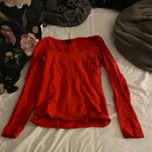 (Mycket mindre röd irl)  Fin u-ringad tröja från hm. Använd en handfull av gånger. 