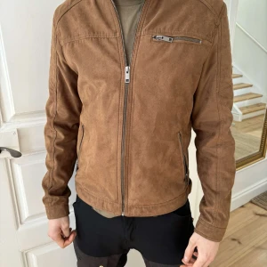 Mockajacka Jack&Jones - Brun jacka i mockaimitation från Jack&Jones.  Storlek L, men liten i storlek så passar M/S Använd fåtal gånger, inköpspris 799kr men säljs för 400