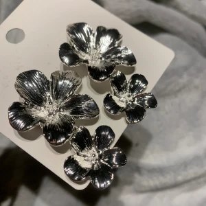 Silvriga blommörhängen - Aldrig använda silvriga blommörhängen. Köp gärna INTE med insta box🙏🥰