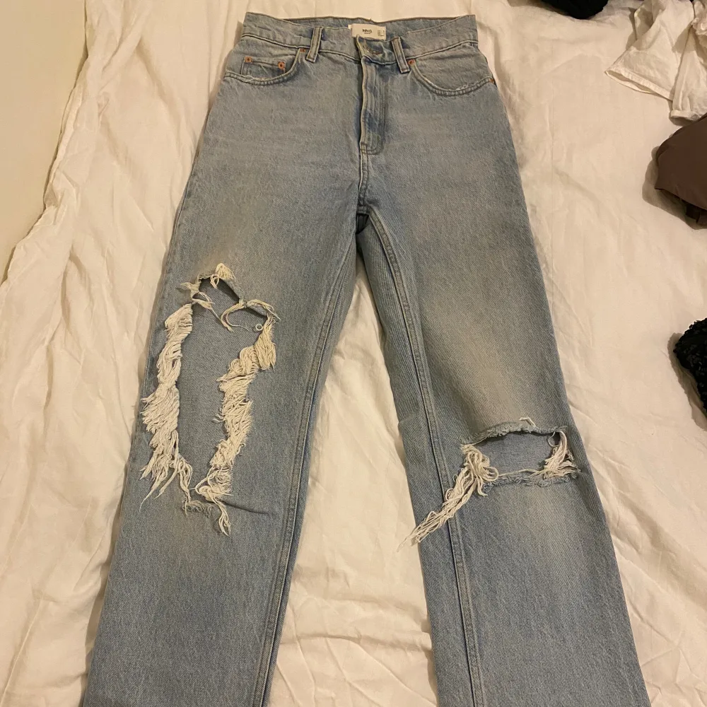 Jeans med hål i från Monki. Fina jeans i bra skick☺️. Jeans & Byxor.