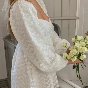 Vit studentklänning  - Säljer denna jättefina klänningen från NAKD från kollektionen med Sanna Jörnvik. Har aldrig använt den och prislappen sitter kvar, så gott som ny. Den är helt slutsåld på hemsidan. Passar perfekt nu till studenten 😍🤩skriv vid intresse 