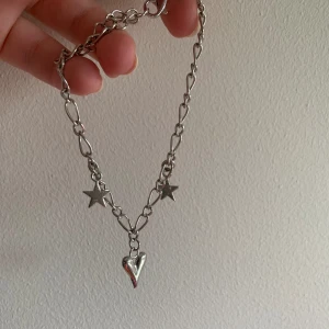 Armband - Fint armband i silver med berlocker⭐️🩶 Säljer för jag är guld-person, skriv vid intresse 🫶