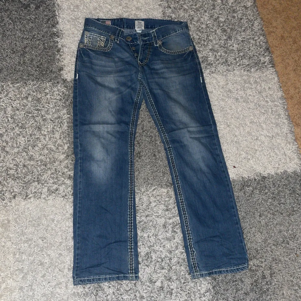 Ett par vintage true religion jeans   Midja: 44cm Bredd: 25cm Längd: 105cm  Skicka gärna även prisförslag!. Jeans & Byxor.