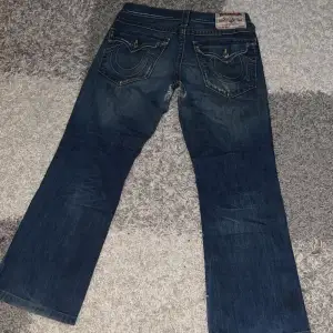Vintage True Religion Jeans   Midja:42cm Bredd:24cm Längd:100cm  Skriv gärna innan ni köper.