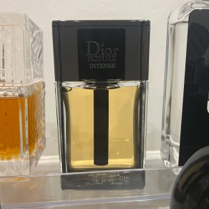 Dior Homme Intense 100 ml (99 ml kvar) - Säljer min Dior Homme Intense. Köpt för 1460 kr. Använt ca 8-10 sprays. Öppen för byten, Skriv vad ni har. Orginalbox följer med