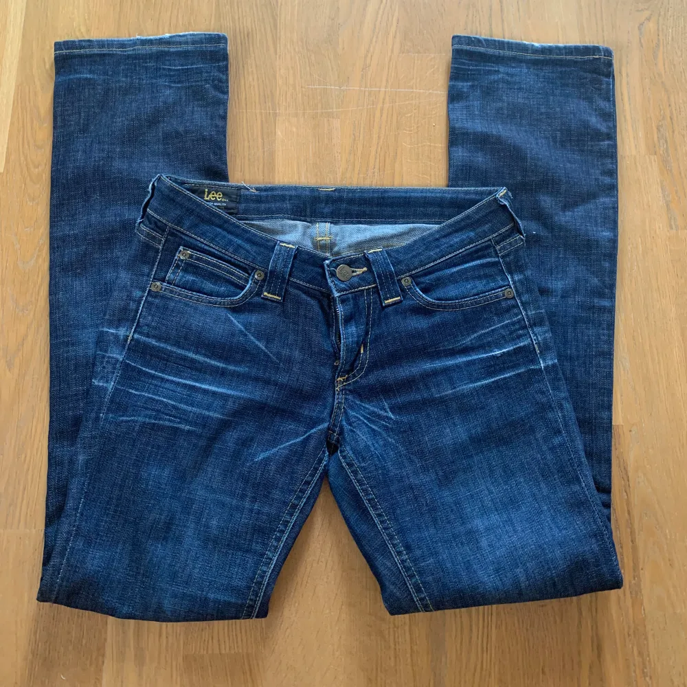 Ett par snygga lee jeans som inte kommer till användning längre. De är lågmidjade och bootcut. Skriv om ni har några frågor. . Jeans & Byxor.