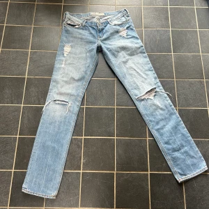 Hollister håliga jeans - Så snygga jeans från Hollister som tyvärr är för små för mig 😭Lågmidjade och straight leg!!! 💞 Storleken på lappen är ”7L” och vet inte vad det innebär men skulle säga att de är storlek S. Midja: 38.5 rakt över  Innerben: 87