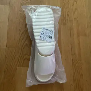 Yeezy slides storlek 40-41 (260mm) Ett par finns av den här storleken jätte fina passar bra till alla stil jätte fint och ha på sommar och våren