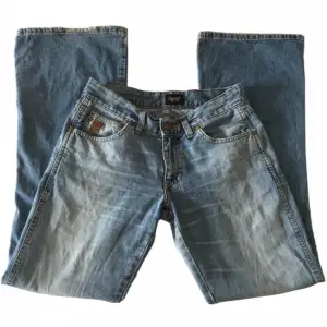 Snygga lågmidjade jeans från Crocker! Midjemått 76cm Innerbenslängd 80cm Grenhöjd 20cm