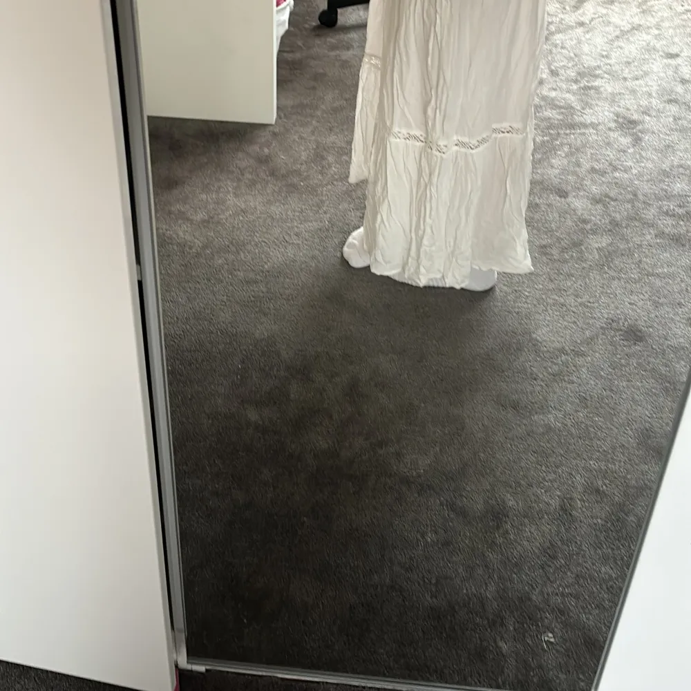 En vit fin långkjol från H&M. Jag säljer kjolen pågrund av att den är lite för kort för mig 💗 den är köpt i somras och använd några gånger då. ( kan strykas innan om man vill)💗 den är i Storlek XS/S (katt finns i hemmet). Kjolar.