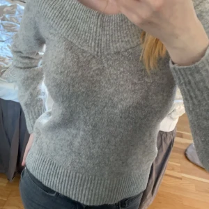 Stickad offshoulder tröja - En grå stickad tröja som är offshoulder. Jag är S och passar i den men jag rekommenderar att vara XS. Har knappt använt den.