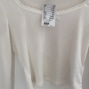 Tröja med spets - Säljer denna helt nya tröja från hm, aldrig använd. Den kommer inte till användning. Jättefint skick och jättevacker tröja, skriv privat om du vill ha flera bilder! Inga defekter eller liknade orsaker. Den är inte så lång, slutar lite efter naveln! 🤗