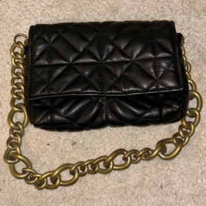 Svart väska - Köpt från Zara. Har använts en del, men jag ser inte mycket skillnad från när jag köpte den. Någon enstaka fläck på insidan.