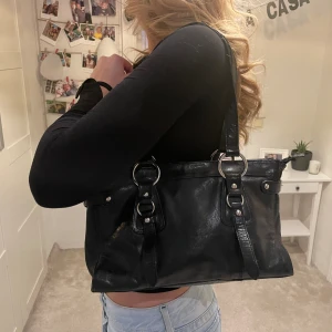 svart väska  - köpte den för 400 kronor men här på plick, säljer den lite billigare pga skicket. Banden är slitna, kom privat för fler bilder❤️