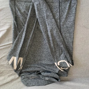 Träningströja från ICIW - Fin Träningströja, figurnära med luva. Aldrig använd i träningssyfte. 