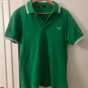 Jätte fin Fred Perry piké i otroligt bra skick. Strl S herr, men funkar på M också. Nypris 1000kr Mitt pris 280kr